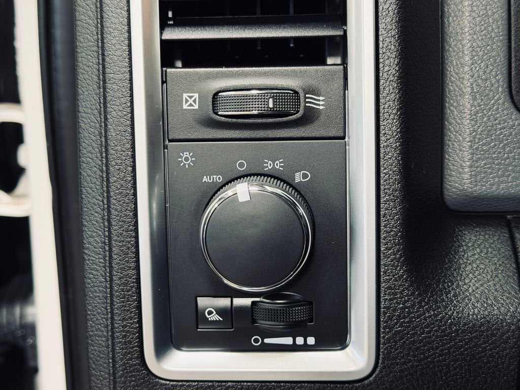 2019 RAM 1500 Classic SLT Crew Cab 4x4 5'7" Box