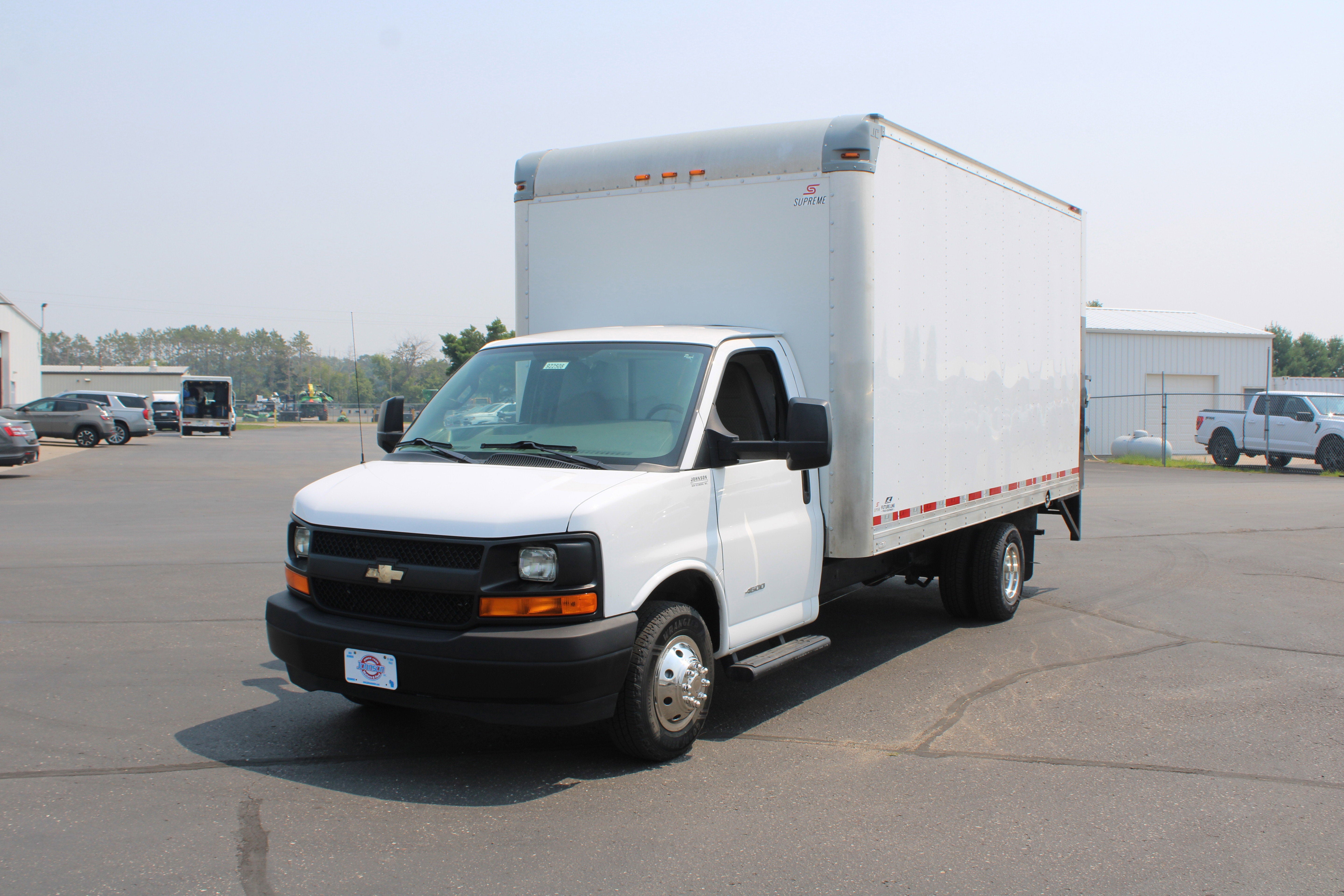 2017 Chevrolet Express Cutaway 4500 Van 177"
